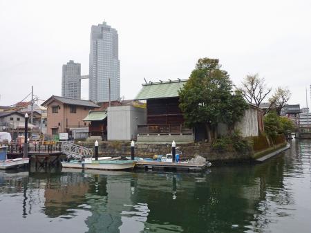 　住吉神社を囲む掘割＝東京都中央区