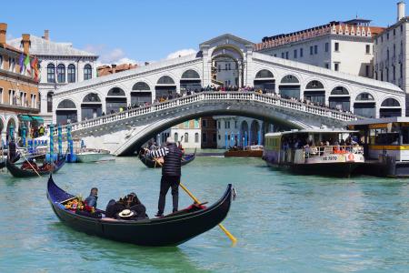 　ゴンドラやボートが行き交うイタリア・ベネチアの運河＝２５日（共同）