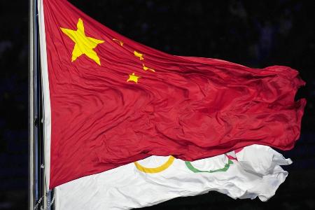 　北京冬季五輪開会式で、たなびく中国国旗と五輪旗＝２０２２年２月（ＡＰ＝共同）