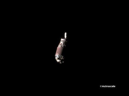 　実証衛星が撮影に成功した宇宙空間を漂うロケットの残骸（アストロスケール提供）