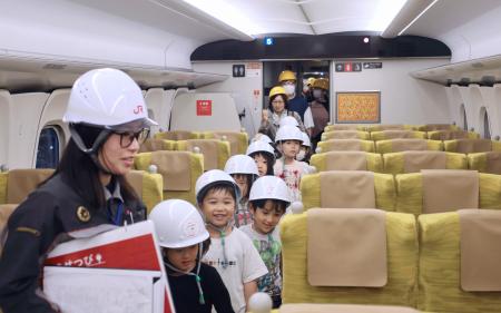 　西九州新幹線「かもめ」の車内を見学する子どもたち＝１７日、長崎県大村市