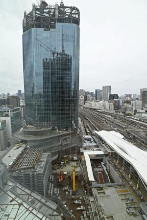 　工事が進む「高輪ゲートウェイシティ」の超高層ビル。右下はＪＲ高輪ゲートウェイ駅＝３月、東京都港区