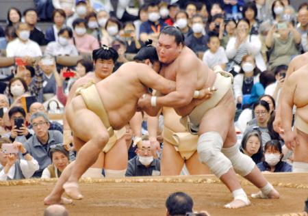 　大相撲の春巡業で稽古する照ノ富士（右）と平戸海＝２７日、埼玉県所沢市
