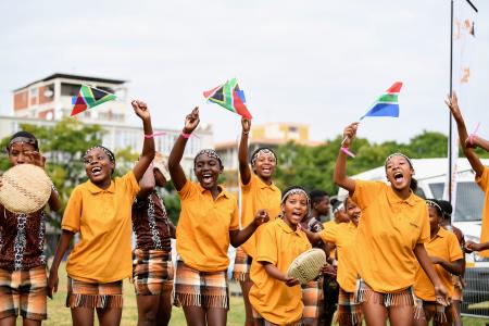 　初の全人種選挙から３０年を記念する式典の会場で、南アフリカの国旗を振る子どもたち＝２７日、首都プレトリア（共同）