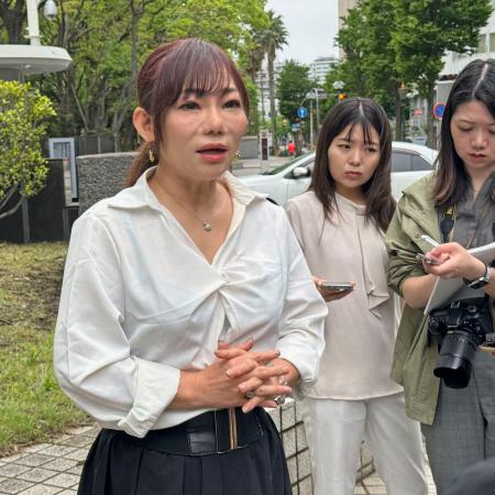 告訴状を提出後、神奈川県警前で取材に応じる三代純歌さん（左）＝３０日午前、横浜市