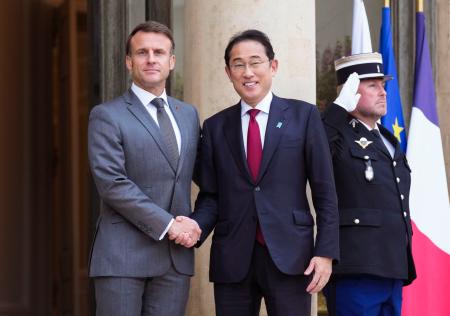 会談前にフランスのマクロン大統領（左）と握手する岸田首相＝２日、パリの大統領府（共同）