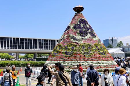 　「ひろしまフラワーフェスティバル」で平和記念公園に設置された「花の塔」＝３日午前、広島市