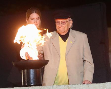 ５日、エルサレムで開かれたホロコースト犠牲者の追悼式典で、火をともすイツハク・カビリオさん（共同）