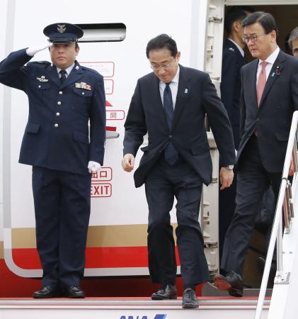 　３カ国歴訪を終え帰国した岸田首相（中央）＝６日午後、羽田空港