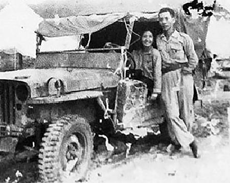 　ベトナム北西部ディエンビエンフーで車に乗るグエン・ティ・ゴック・トアンさん（左）＝１９５４年５月（トアンさん提供・共同）
