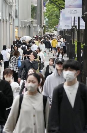 東京・表参道を歩く人たち。新型コロナウイルスの感染症法上の位置付けが５類に移行して８日で１年＝７日午後