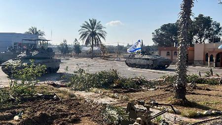 ７日、パレスチナ自治区ガザ南部にあるラファ検問所に入るイスラエル軍の戦車（イスラエル軍提供・ＡＰ＝共同）