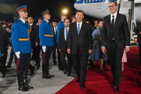 ７日、セルビアの首都ベオグラードの空港に到着しブチッチ大統領（右）の歓迎を受ける中国の習近平国家主席（セルビア大統領府提供、ＡＰ＝共同）