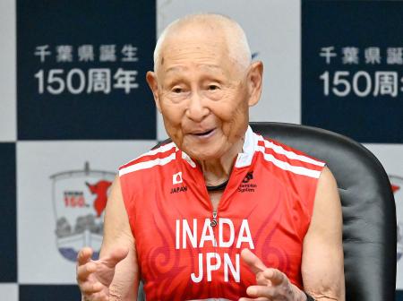 ６月のレースに向けて決意を語る稲田弘さん＝４月、千葉県庁