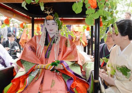色鮮やかな平安装束姿でこしに乗り込む葵祭のヒロイン「斎王代」の松浦璋子さん＝１５日午前、京都市