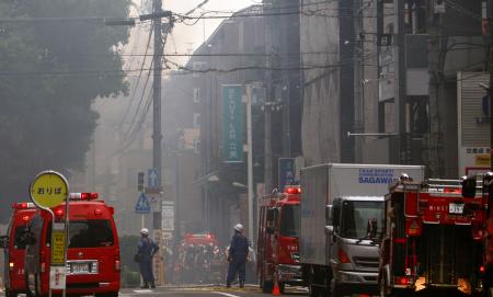 煙が立ち込めた京都市下京区の火災現場周辺＝１６日午前１１時６分