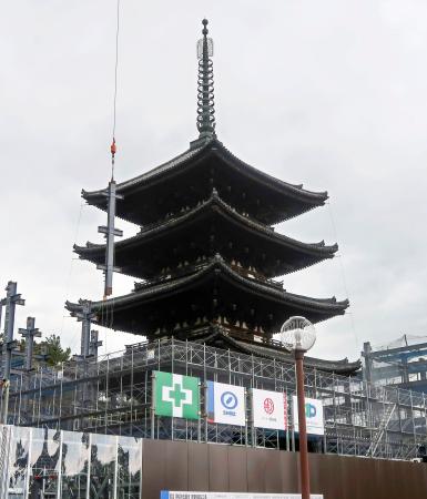 大規模修理に向け、素屋根の建設が進む興福寺の五重塔＝１６日午前、奈良市