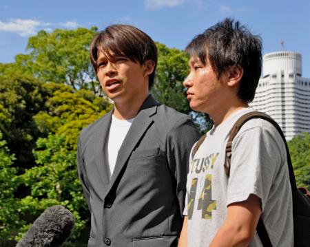 要望書を提出し、取材に応じる元ジャニーズＪｒ．の中村一也さん（左）と長渡康二さん＝１６日、東京都港区