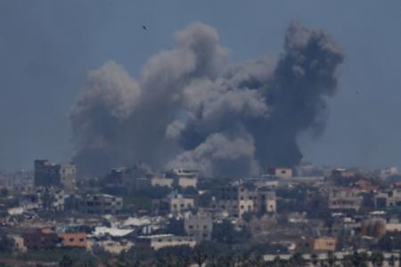 １６日、イスラエル側から見える空爆後にガザ北部に立ち上る煙（ロイター＝共同）