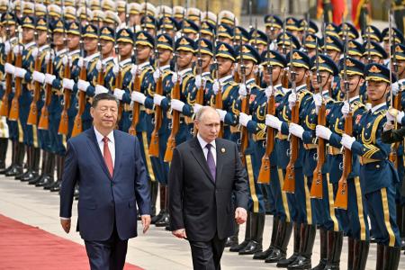 歓迎式典に臨むロシアのプーチン大統領（右）と中国の習近平国家主席＝１６日、北京（ロイター＝共同）