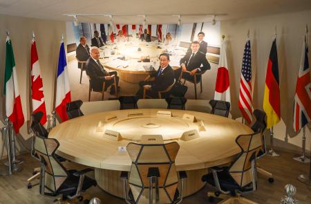 Ｇ７広島サミット記念館で展示されている、首脳会議で実際に使用された円卓と椅子＝１７日午後、広島市