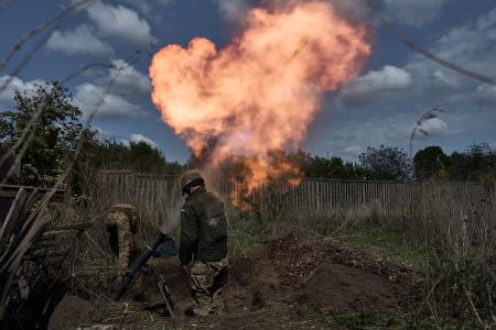 １８日、ロシアとの国境に近いウクライナ・ハリコフ州に展開する砲兵（ゲッティ＝共同）