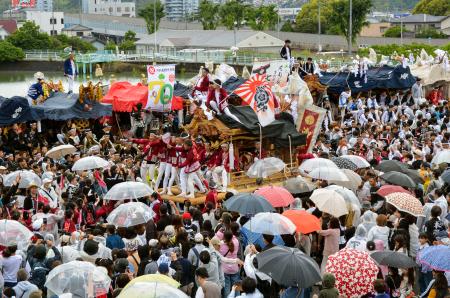 大阪府河内長野市の市制７０周年を祝って行われた山車のパレード＝１９日午後
