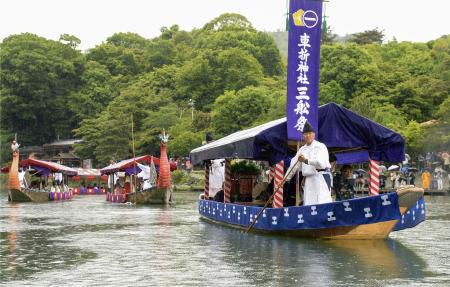 平安貴族の船遊びを再現した「三船祭」。雨の中、華やかに飾られた船が観光客らを魅了した＝１９日午後、京都・嵐山