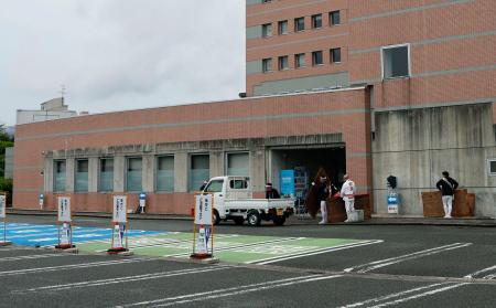男児が液体をかけられる事件があった大阪府河内長野市役所の駐車場＝１９日午後３時４０分