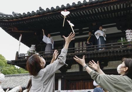 奈良市の唐招提寺で行われた伝統行事「うちわまき」＝１９日午後