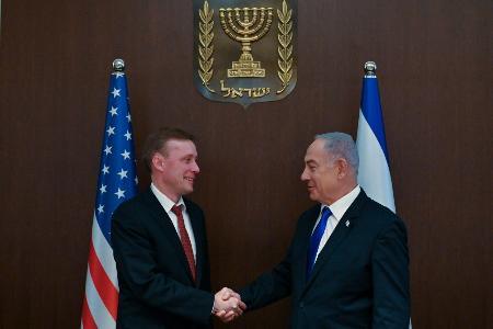 １９日、イスラエルのネタニヤフ首相（右）と握手するサリバン米大統領補佐官＝エルサレム（Ｋｏｂｉ　Ｇｉｄｅｏｎ（ＧＰＯ）、ゲッティ＝共同）