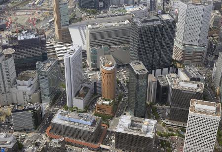 ＪＲ大阪駅（奥）周辺の高層ビル群＝２０２２年５月