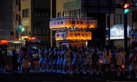 伝統行事「精霊流し」で長崎市内を練り歩く精霊船＝１５日夕