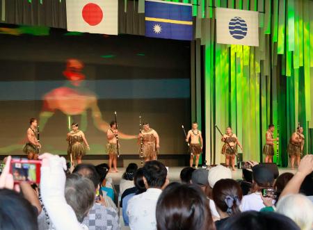 南太平洋ナウルのナショナルデーで披露された「スティックダンス」＝１６日午前、大阪市此花区の夢洲