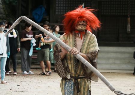 椎出厳島神社で奉納された「椎出鬼の舞」＝１６日午後、和歌山県九度山町