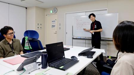 愛知県新城市役所で、職場環境の改善について話し合う特命チーム「Ｚ世代課」のメンバー＝７月