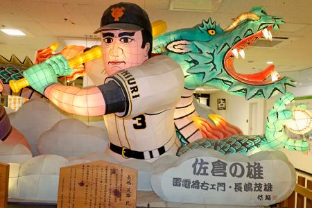 千葉県佐倉市の商業施設に展示されている「長嶋ねぶた」＝７月