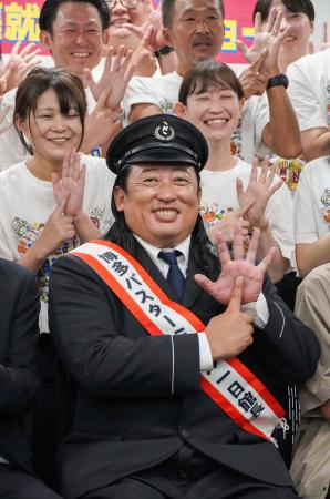 福岡市博多区の「博多バスターミナル」で一日館長を務めたお笑いトリオ「ロバート」の秋山竜次さん＝２１日午前