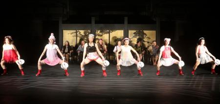 公演「世界の果てからこんにちは３」の一場面（ＳＣＯＴ提供）