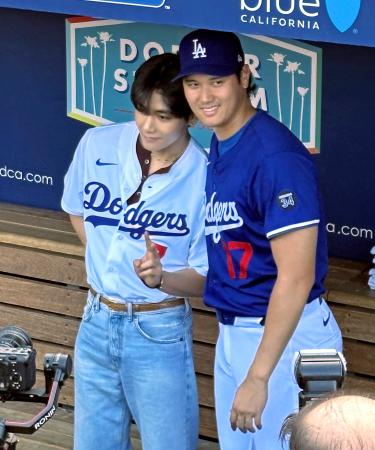 ミ*ノ様 ドジャーススタジアム限定　配布品　ベッツリング　V BTS始球式 o0904068715659528734.png