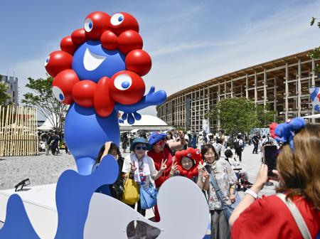 西ゲート付近に設置されているミャクミャク像＝６月、大阪市此花区の夢洲