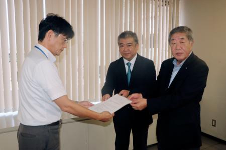 「特区民泊」制度の廃止を求める要望書を大阪市の担当者(左)に提出する、大阪府内の旅館やホテルなどが加盟する団体=29日午後、大阪市福島区