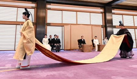 「加冠の儀」に臨まれる秋篠宮家の長男悠仁さま=6日午前10時16分、宮殿・春秋の間(代表撮影)