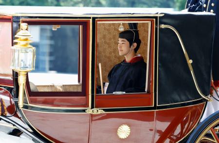 「加冠の儀」を終え、儀装馬車で宮中三殿へ向かわれる秋篠宮家の長男悠仁さま=6日午前11時4分、宮殿・南車寄