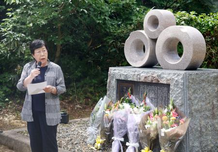 坂本堤弁護士一家殺害事件の慰霊碑前であいさつする日弁連の渕上玲子会長＝６日午前、新潟県上越市