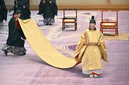 燕尾纓の冠を着け「加冠の儀」に臨まれる秋篠宮家の長男悠仁さま＝６日午前１０時１６分、宮殿・春秋の間（代表撮影）