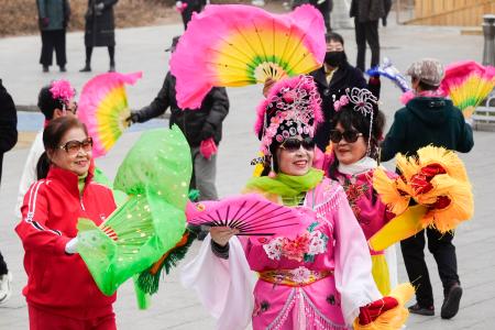 公園で踊りを楽しむ高齢者＝２０２４年１１月、中国吉林省延吉市（共同）