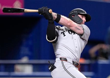 　３回巨人無死、キャベッジが右越えに本塁打を放つ＝バンテリンドーム