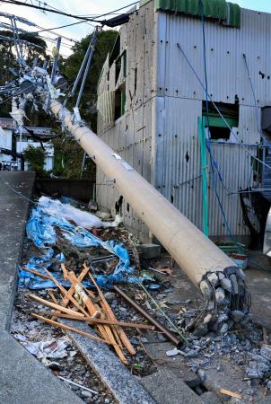 突風により根元から折れた電柱＝６日午後４時５４分、静岡県牧之原市