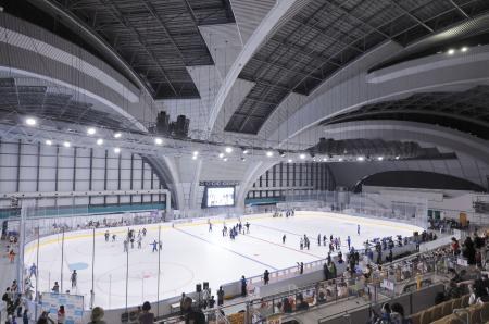 開業した「東京辰巳アイスアリーナ」＝６日、東京都江東区